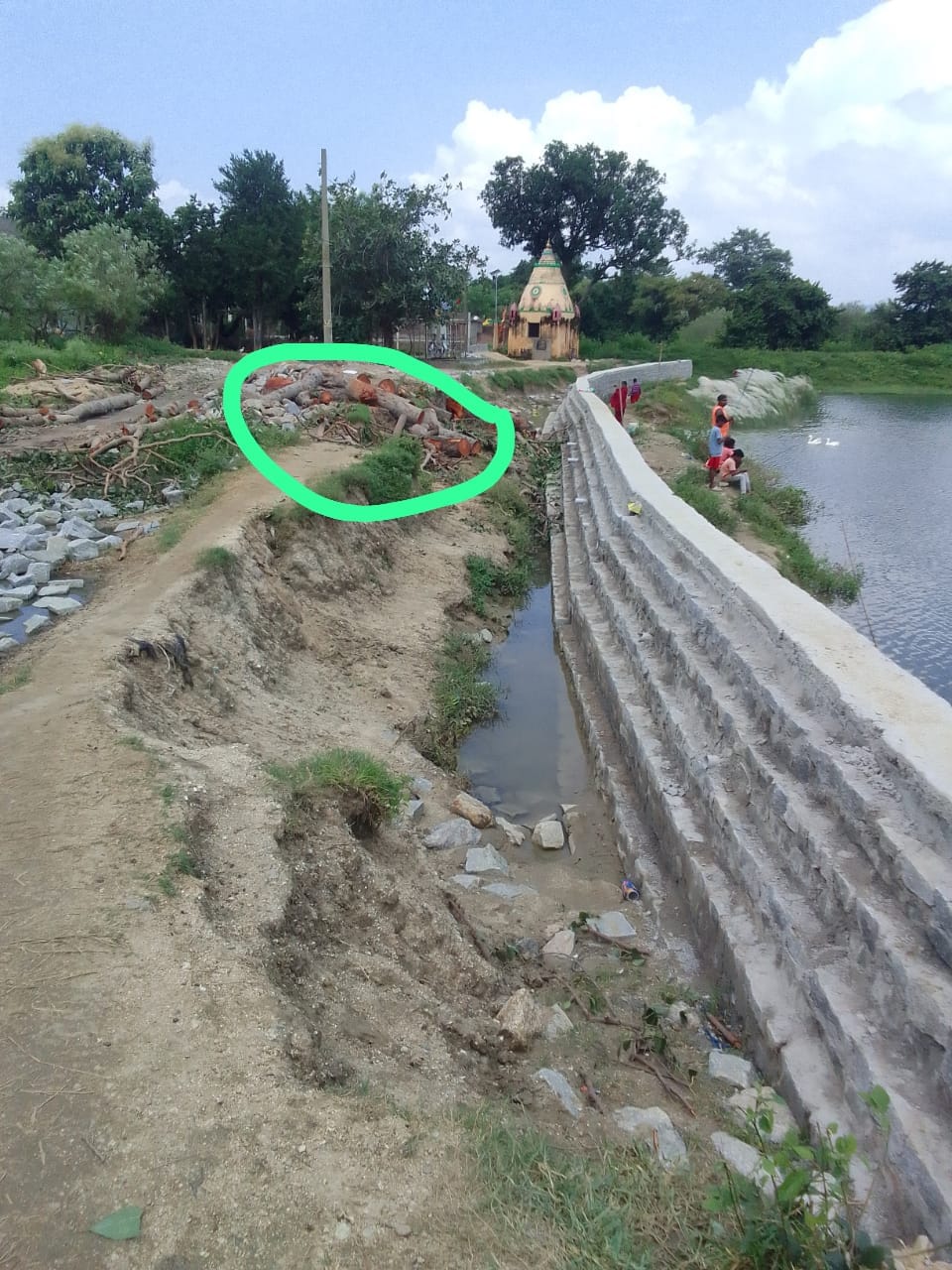 तालाब में निर्माण को लेकर विवाद, हाईकोर्ट ने विभाग से मांगा जवाब