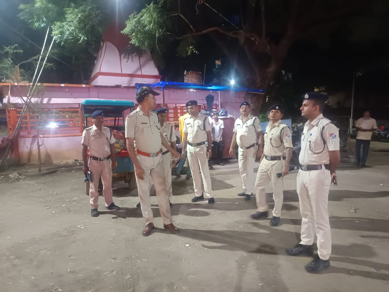 आरपीएफ द्वारा गस्ती ड्यूटी के दौरान यात्रीयो को किया जागरूक।