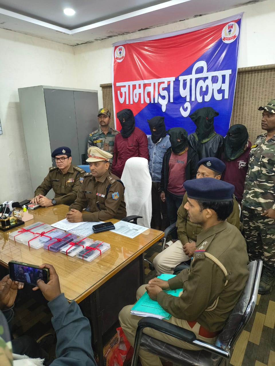 सोशल मिडिया एप संबंधी APK file को वाट्सअप माध्यम से  लिंक भेजकर रुपए गायब करने वाले 5 साइबर अपराधी गिरफ्तार 