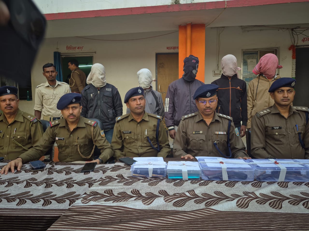 पुलिस ने घेराबंदी कर 5 लोगों को किया हथियार और गोली के साथ गिरफ्तार 