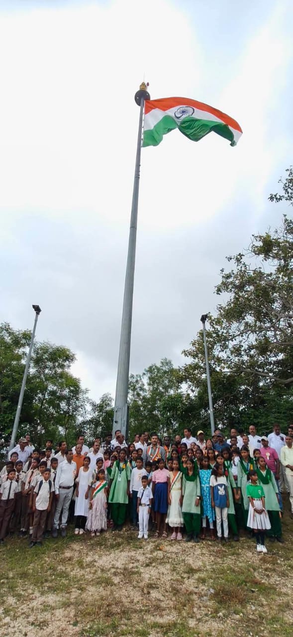 मुरी टुंगरी में स्वतंत्रता दिवस समारोह व प्रतिभा सम्मान समारोह का आयोजन, सुदेश कुमार महतो ने 75 फीट ऊंचा तिरंगा फहराया, दी सलामी   