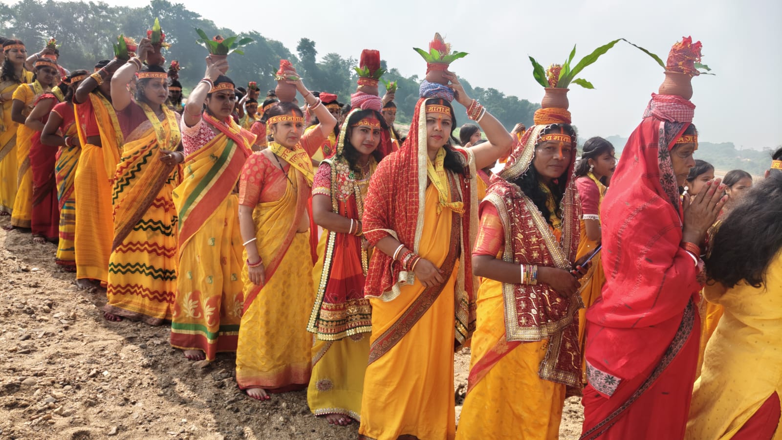 भक्ति और उत्साह के बीच निकली कलश यात्रा, दुर्गा मंदिर में हुई कलश स्थापना